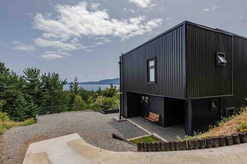 BlackHouse* Pucón, lake view and tinaja.