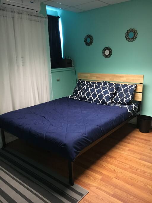 Bright room : Queen bed with Roku TV, personal Heat/AC system, towels, hair dryer, iron with board and work desk