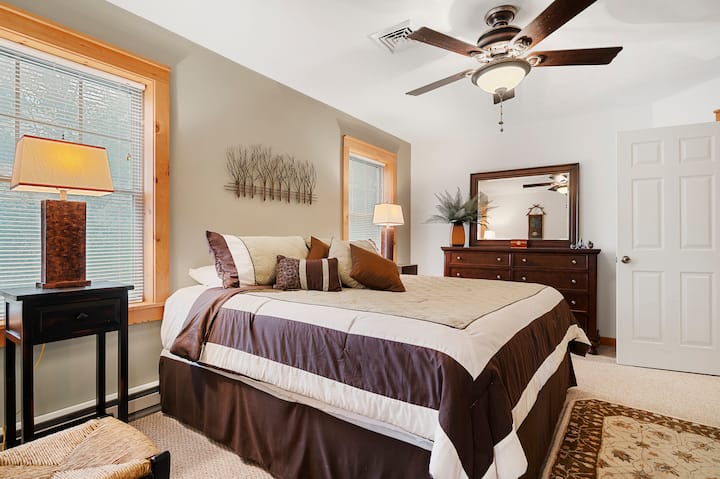 Საძინებელი #3- King size Suite ცალკე სააბაზანოთი. მაღალი გარჩევადობის ტელევიზორი.