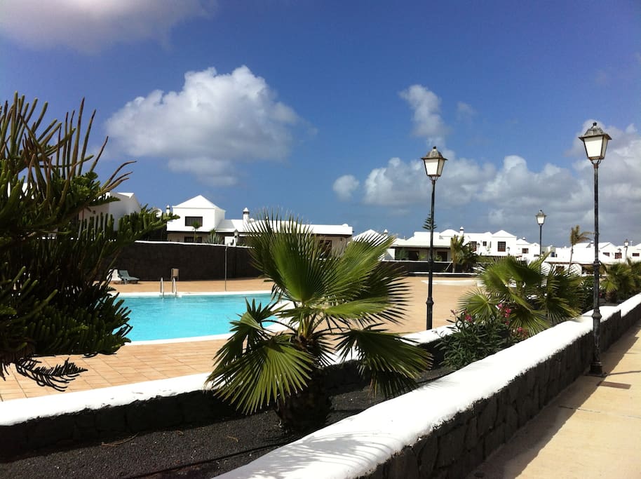 Urbanización y piscina comunitaria