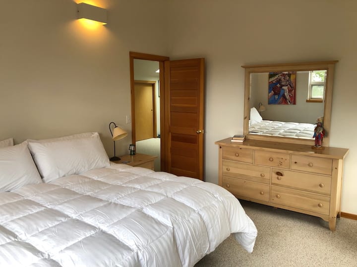 Dormitorio superior con cama tamaño king