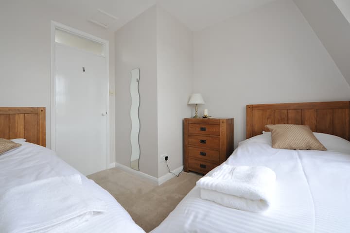 Chumba cha pili kina vitanda viwili vya mtu mmoja.