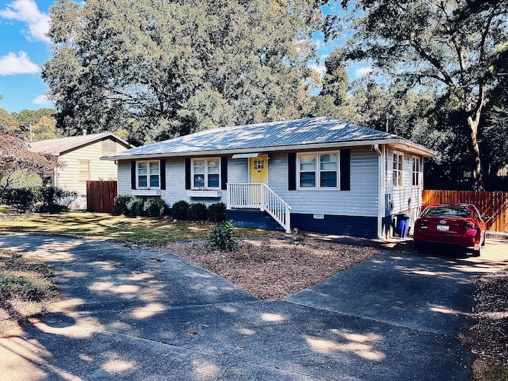 Entire cottage home one mile from the Marietta Sq.