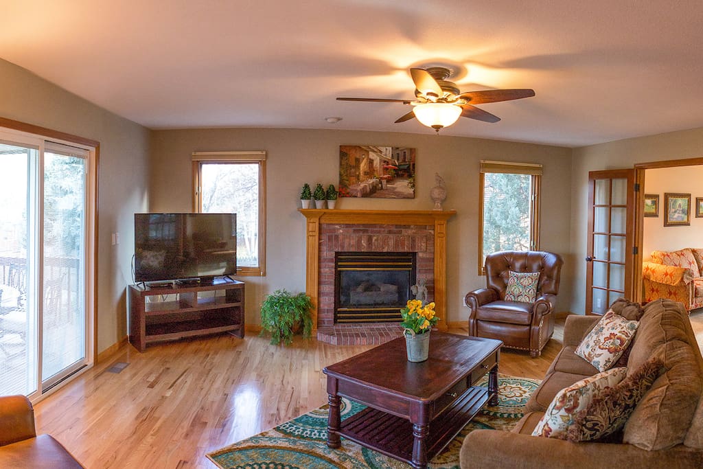 Warm family room 4K Ultra HD flat screen tv with wifi, gas fireplace and desk