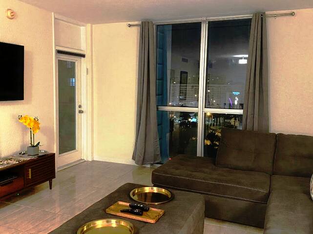 Beachfront condo Miami Beach Hollywood FL gallery image 2