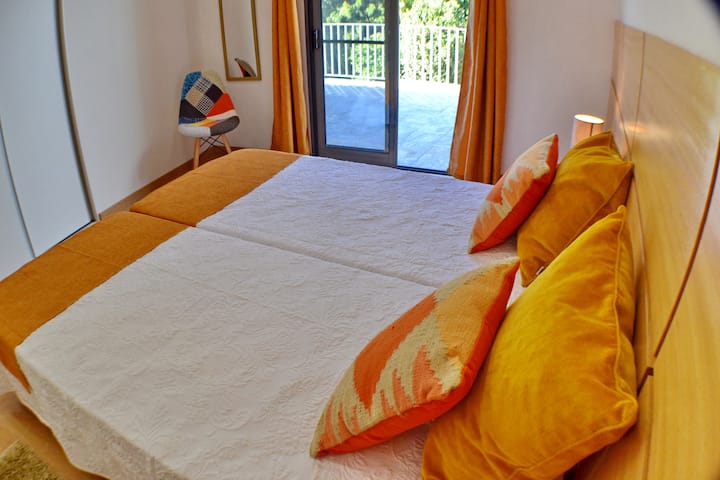 חדר שינה זוגי קומה 1 עם שתי מיטות יחיד