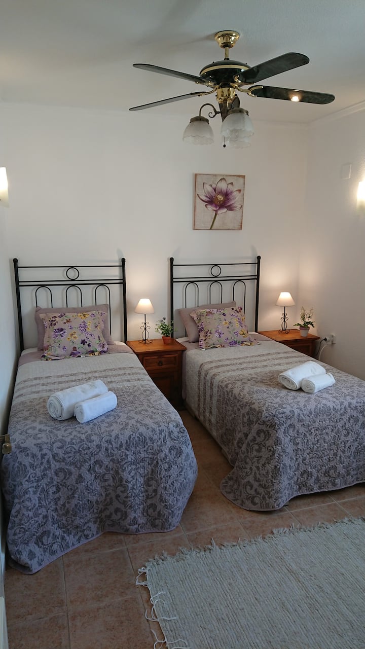 ห้องเตียงแฝดพร้อมตัวเลือกในการเปลี่ยนเป็นเตียงสามชั้น