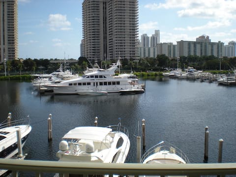The Yacht Club at Aventura. 2/2 Best Water view.
