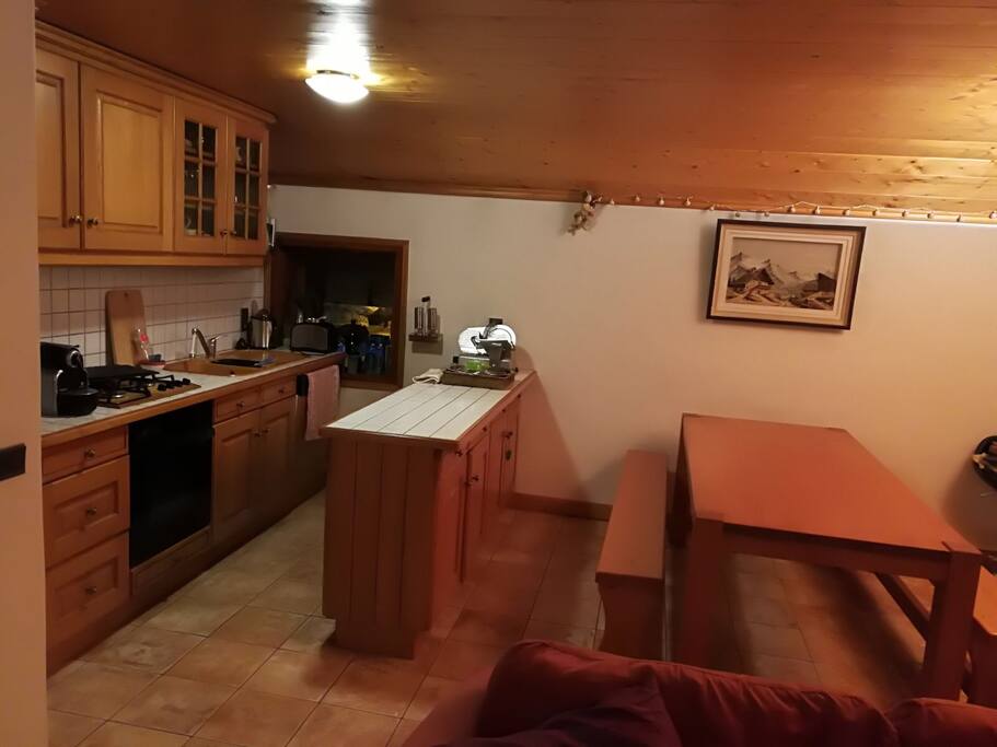 L'espace cuisine salle à manger format table d'hôtes.