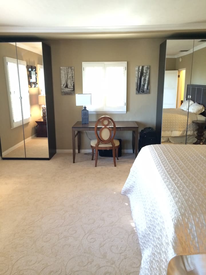 ห้องใต้ห้อง
นอนใต้