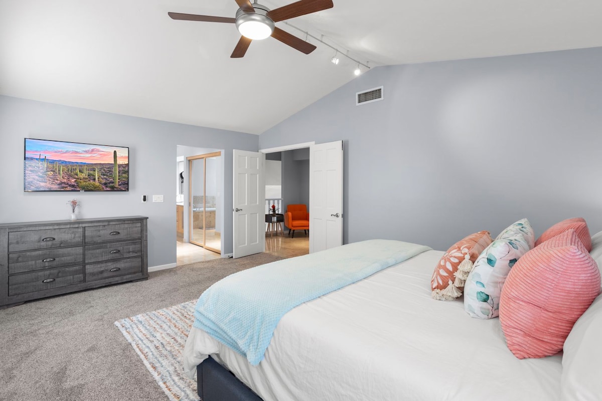 Glavna spavaća soba s bračnim krevetom, kupaonicom poput spa centra i francuskim vratima!

Glavna kupaonica spojena sa sobom s ugrađenim garderoberom, komodom i pametnom televizijom. 