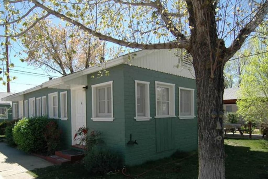 1 Bedroom Vacation Cottage Apartments for Rent in Big Pine