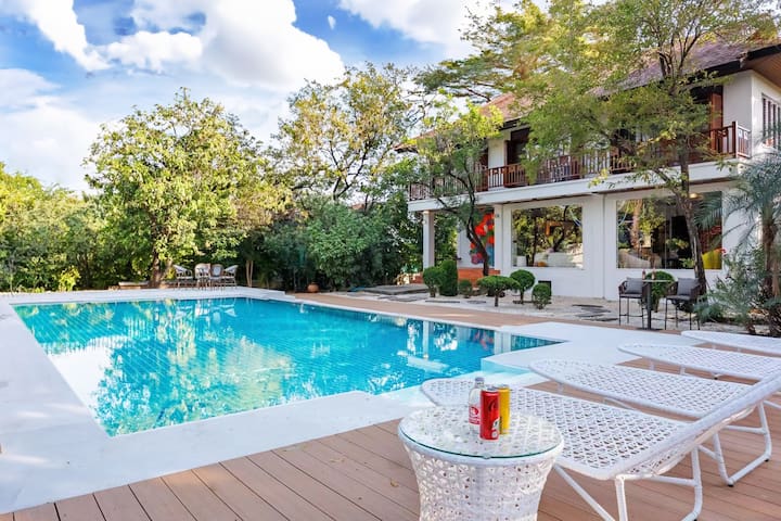 9间卧室超级庄园大别墅，可容纳22人，超大泳池，安静优雅，度假首选。可BBQ（烧烤） gallery image 2