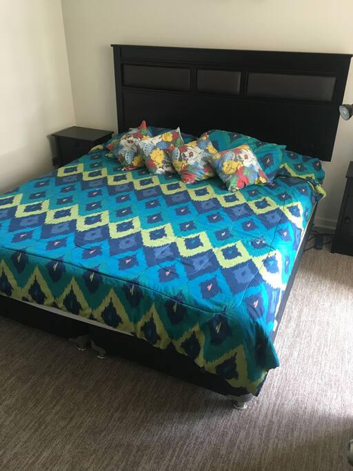 Dormitorio principal con cama king y pequeño balcón