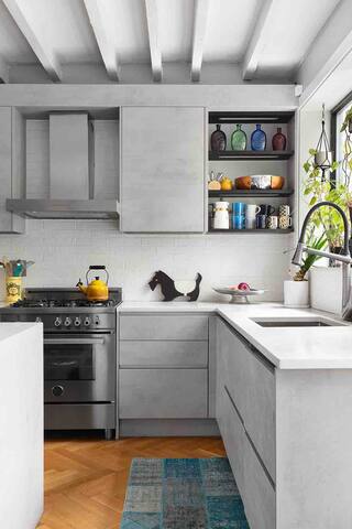 Park-side Single family townhouse with parking. gallery image 5