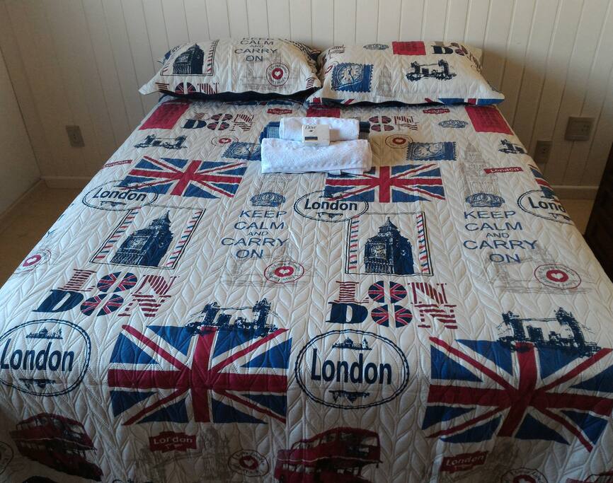 Quarto 1 com uma cama box de casal