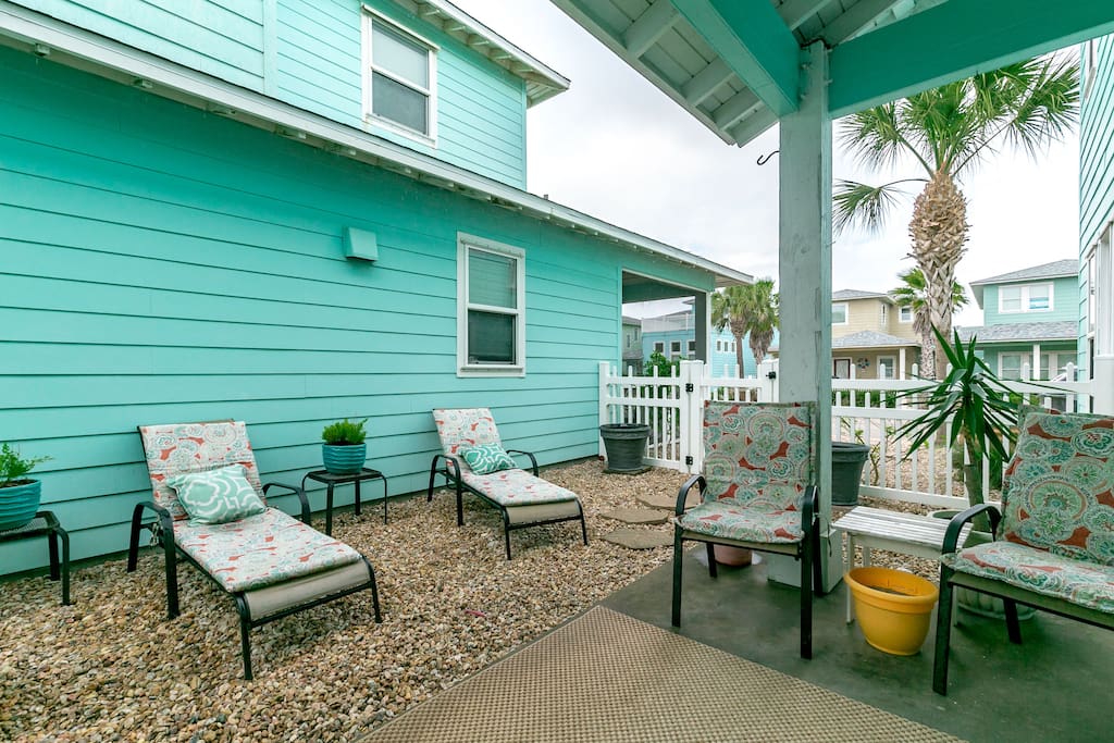 Side yard with 3 lounge chairs and plentiful outdoor seating