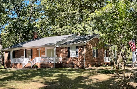 Evening breeze cottage, nestled in the woods