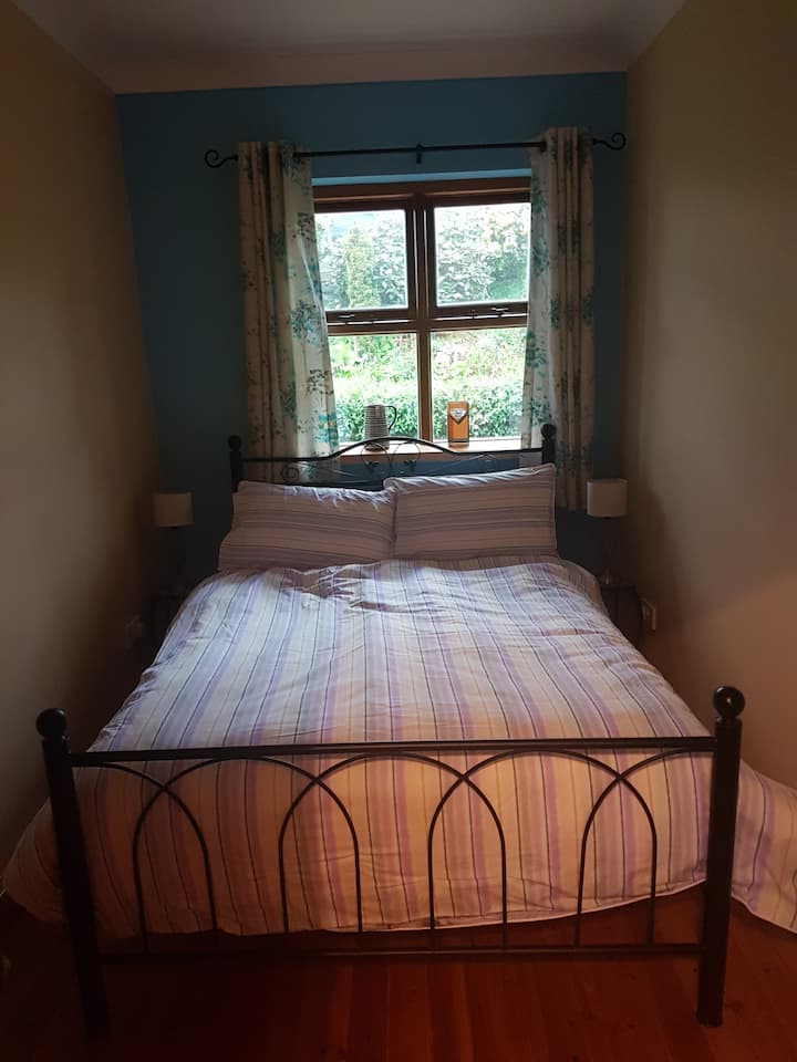 Krevat dopio dhe gardërobë