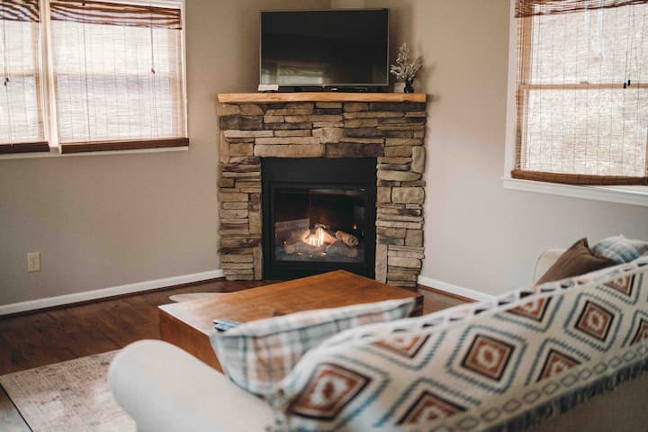 ห้องนั่งเล่นพร้อมเตาผิงและทีวีของเรา
