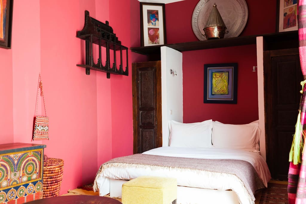 Chambre rose. Pink bedroom.