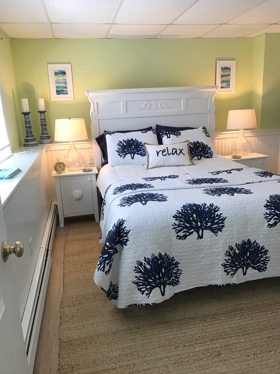 Chumba cha kulala kinachong 'aa kilicho na madirisha makubwa