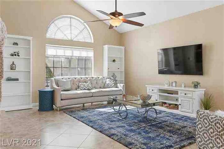 Elegant 5br Estate 6m 2 strip w pool & pool table gallery image 3