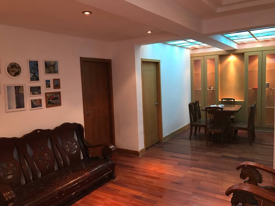 左侧照片墙有部分是房东去的普罗旺斯,威尼斯等地拍摄作品