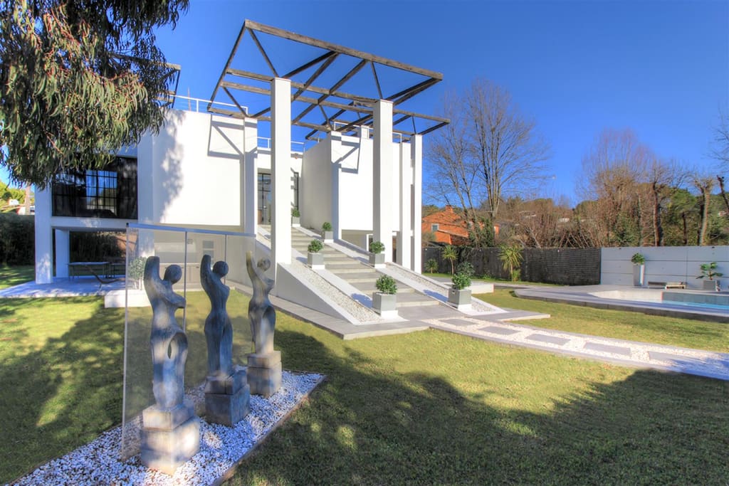 SPACIOUS SECURE GARDEN