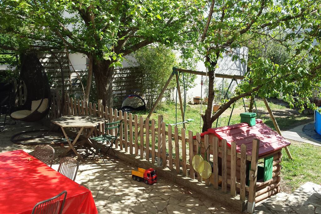 Vue d'ensemble, terrasse et jardin