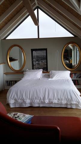 Upstairs apartment has magical views gallery image 2