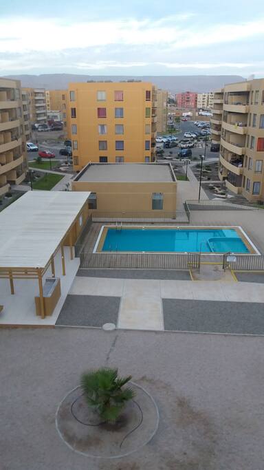 Acceso a piscina niños y adultos.