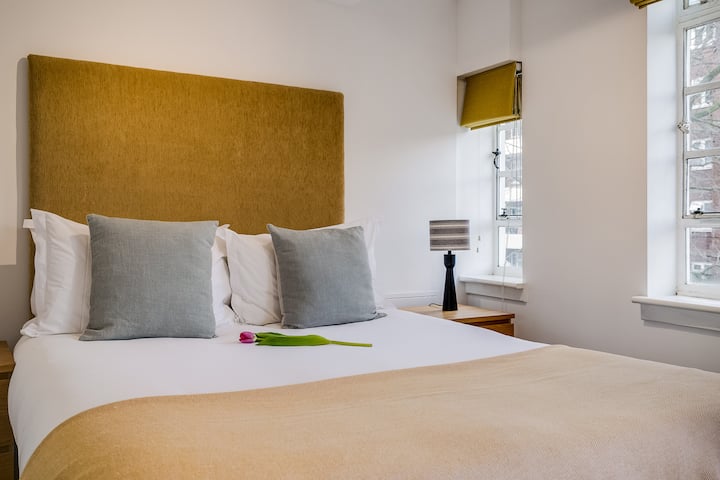 Relax and unwind in bed enjoying luxurious Egyptian cotton bed linens. There's built in storage for your clothes and/or purchases from nearby Harrods!