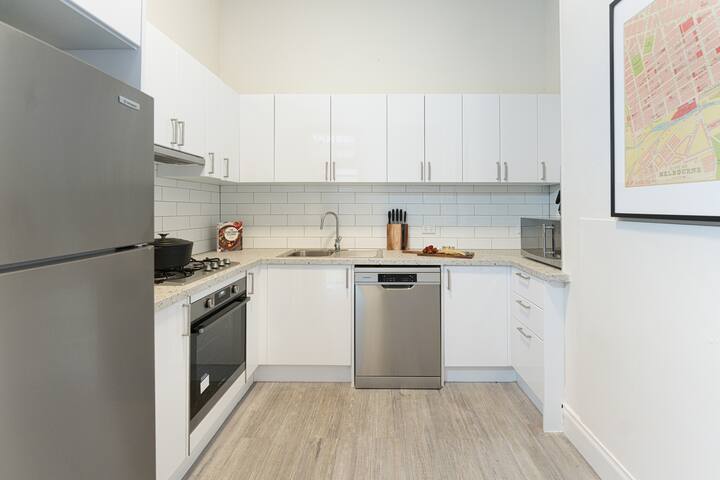 Stylish 3BR house | Steps to Smith St Cafes & Bars gallery image 2