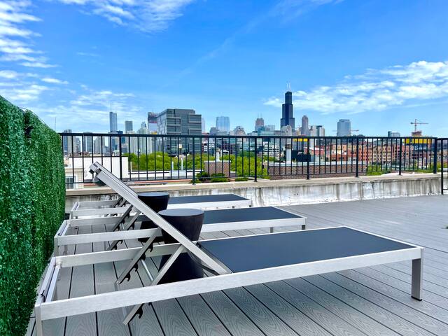 Sun-Soaked West Loop Penthouse/Private Rooftop/3BA gallery image 3