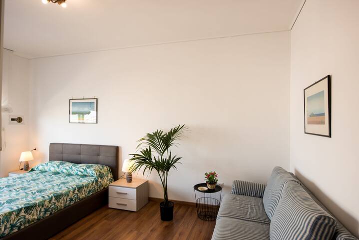 Panorama Vesuvius central (in front of the metro) gallery image 3