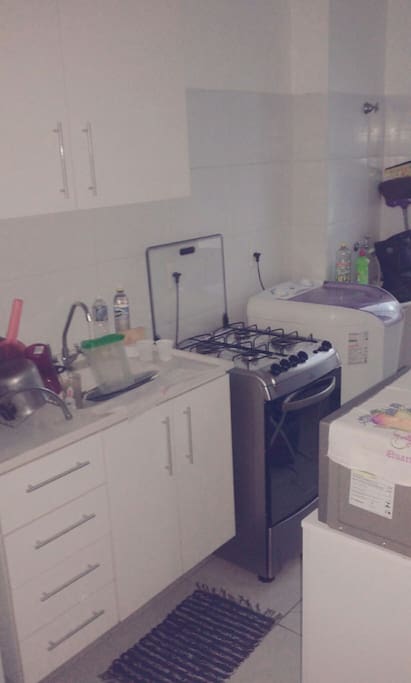 Cozinha com geladeira, fogao, maquina de lavar e etc.