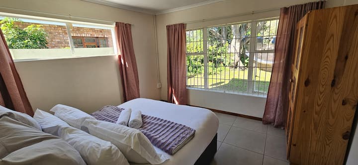 Më shumë se e mjaftueshme, drita natyrale e diellit për të të përshëndetur në mëngjes në dhomën kryesore të gjumit