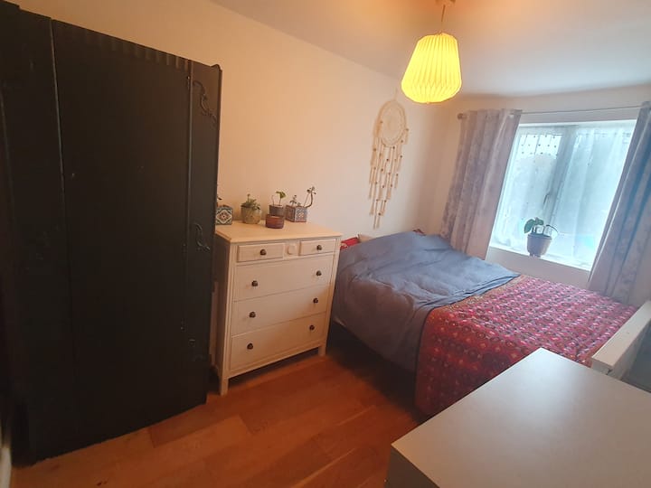 Rum 2, utsikt över trädgården