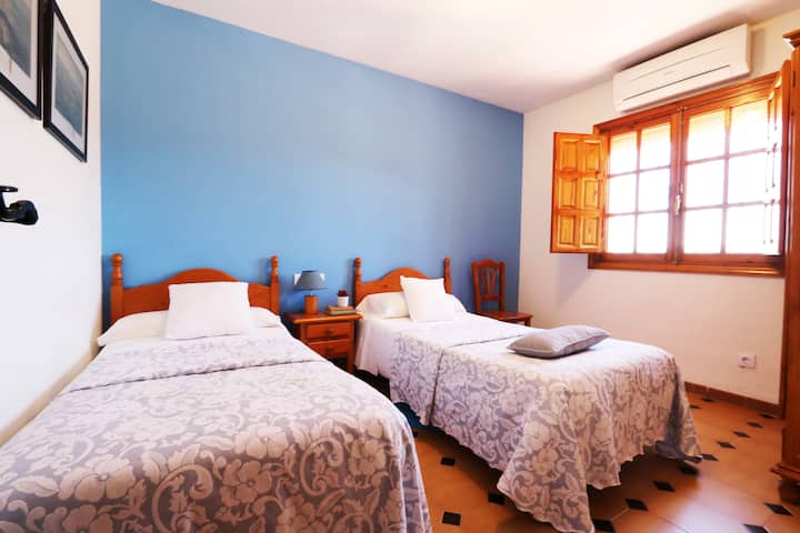 חדר שינה זוגי גדול.