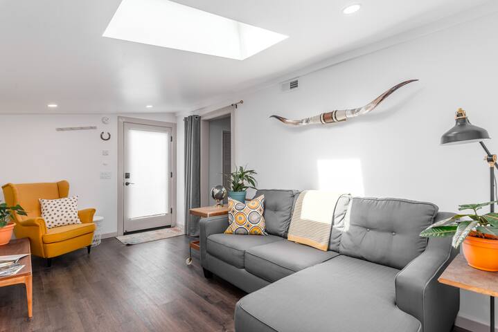 Modern/Rustic Guesthouse by Downtown Paso Robles