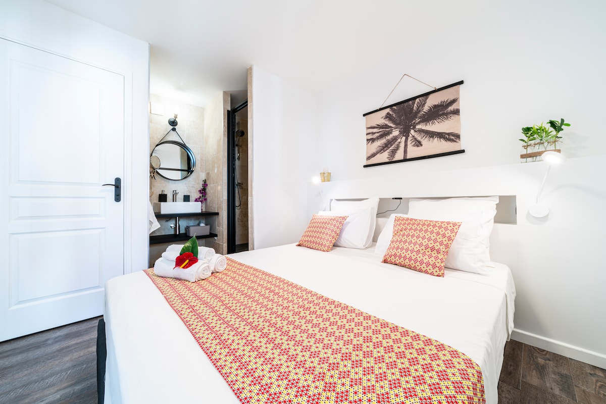 חדר שינה עם רכבת וחדר רחצה צמוד (+ שירותים)