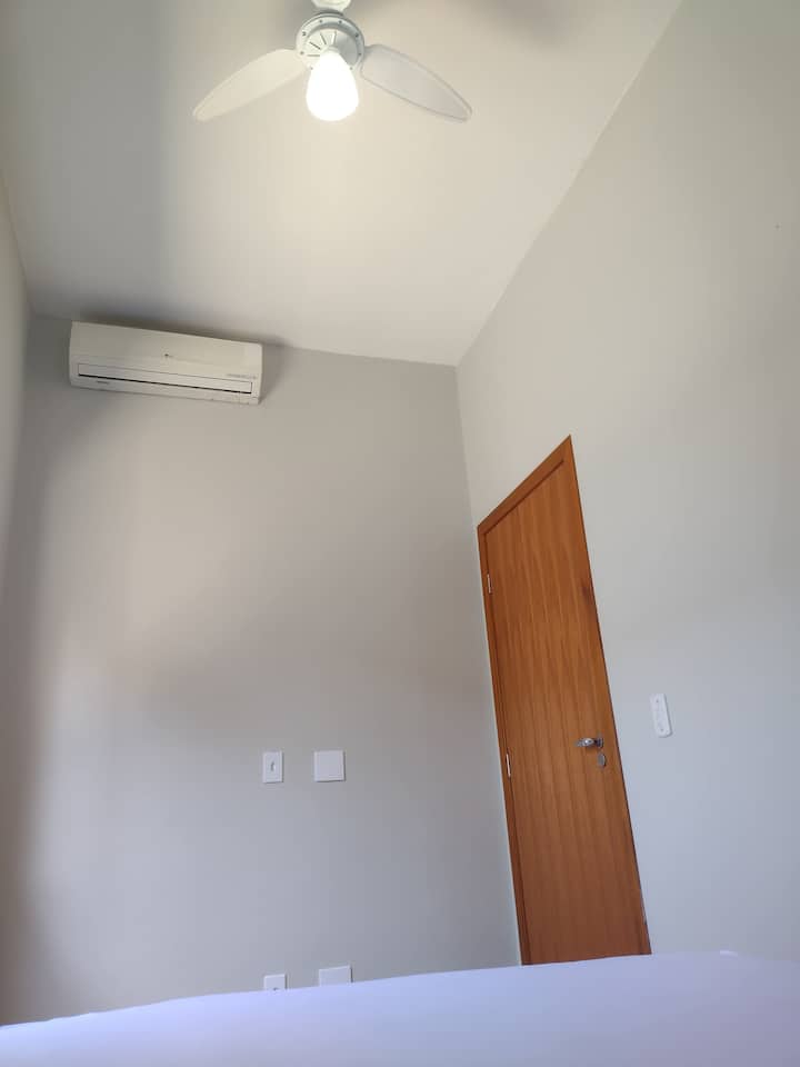 Четвърта термална телевизия - климатик, вентилатор и легло във ферма.