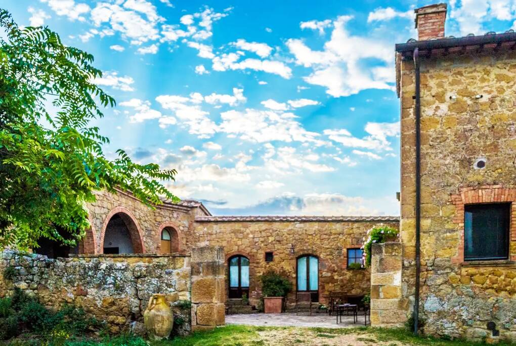 Lucignanello Courtyard: the main entrance of the villa