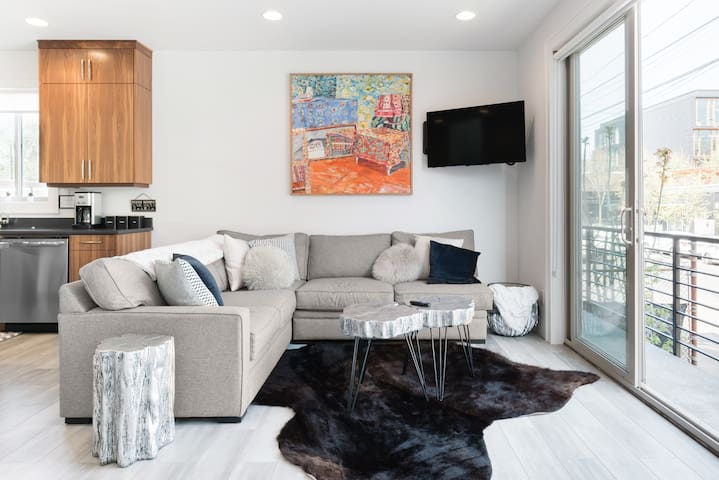 Spotless Modern Steps from the Best Shops and Restaurants.