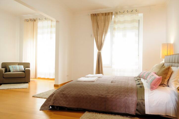 Large 5 bedroom Apartment w/ Spa Bath gallery image 2