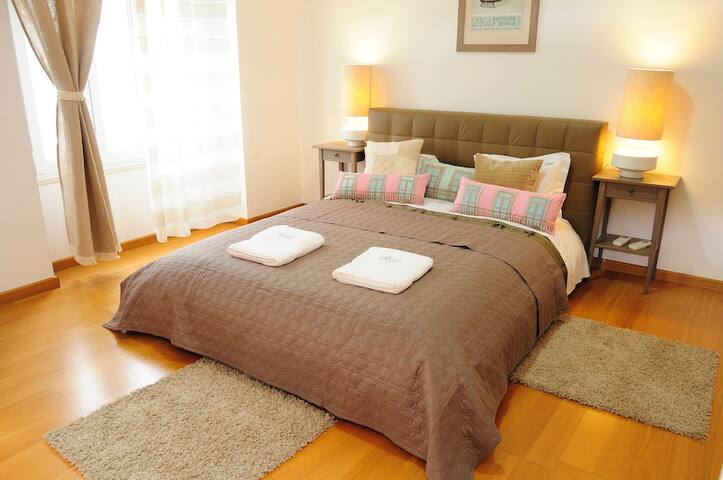 Large 5 bedroom Apartment w/ Spa Bath gallery image 3