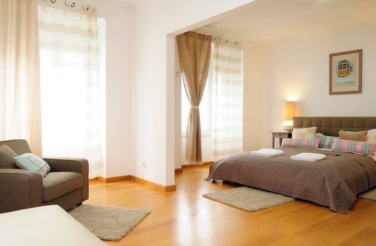 Large 5 bedroom Apartment w/ Spa Bath gallery image 4