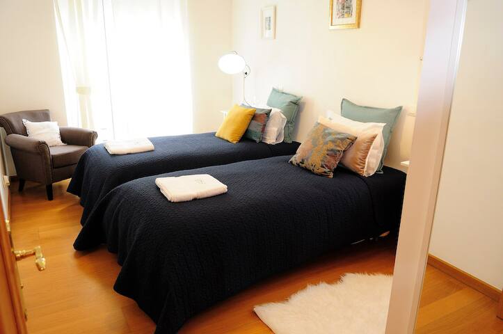 Large 5 bedroom Apartment w/ Spa Bath gallery image 5