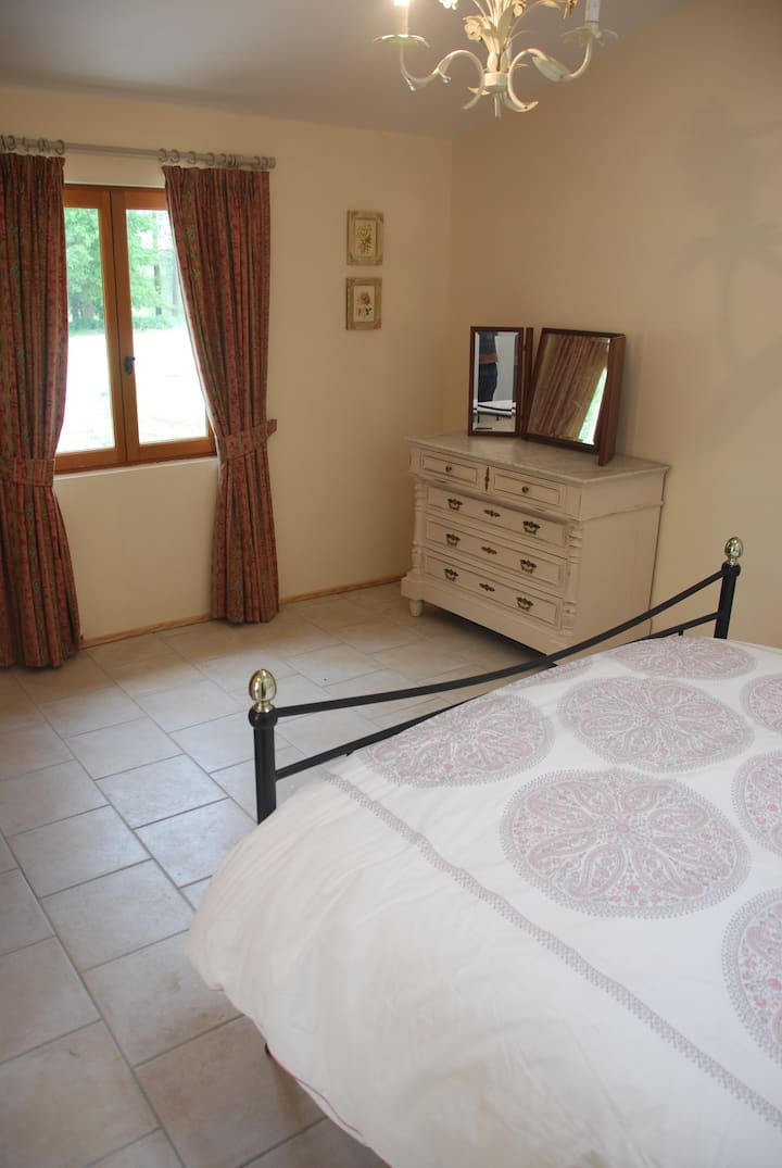 Разбудете се со поглед кон прекрасната природа на Дордоња. 